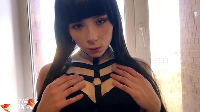 Hot Brunette sutter dybt og følsomt kneppet for penge